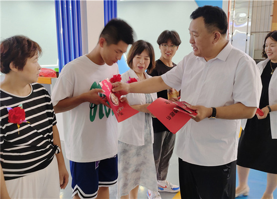 職工子女金榜題名獎學金發放儀式